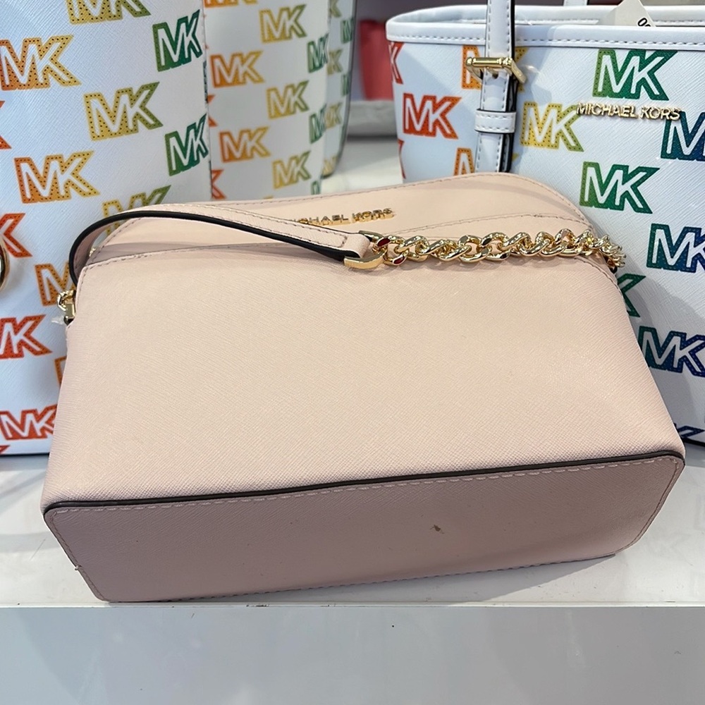 MICHAEL KORS
Jet Set Travel Medium Dome Crossbody Bag
Powder Blush 
NWT - Picture 14 of 16